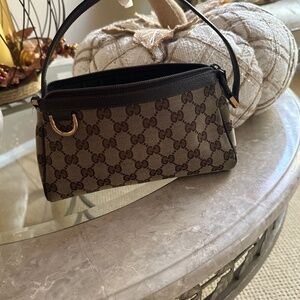 Beautiful medium size genuine Gucci purse!
